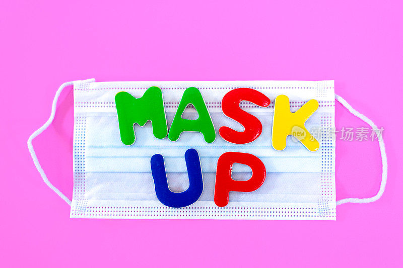 外科口罩阅读“Mask UP”亮粉色背景